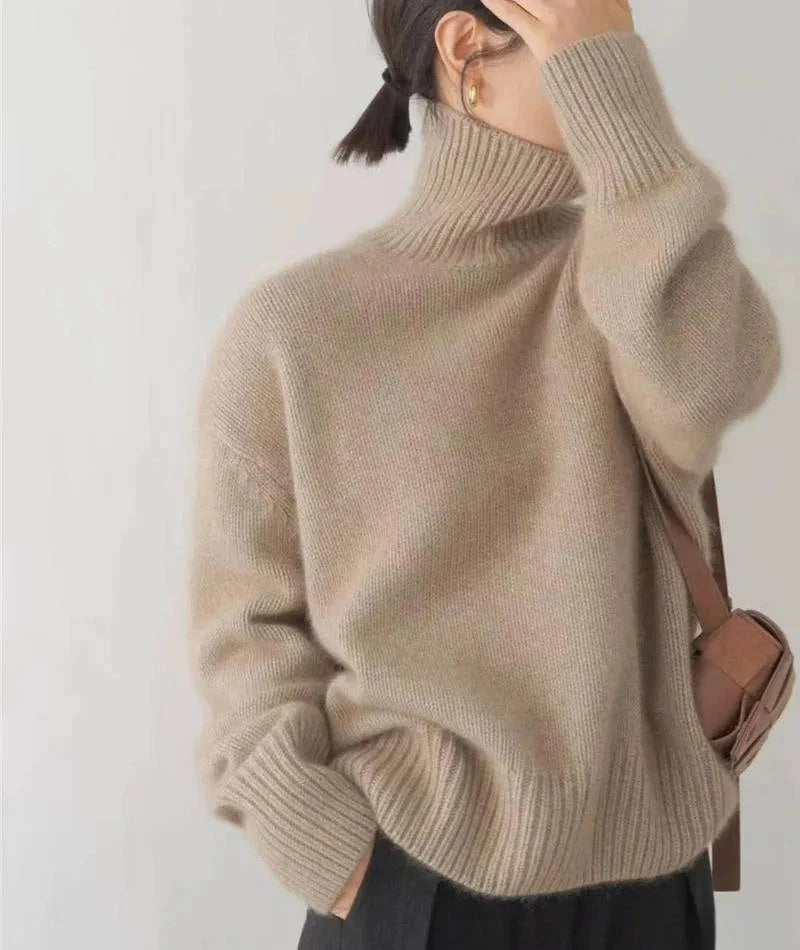 Sweter damski oversize z golfem i długimi rękawami - Khaki