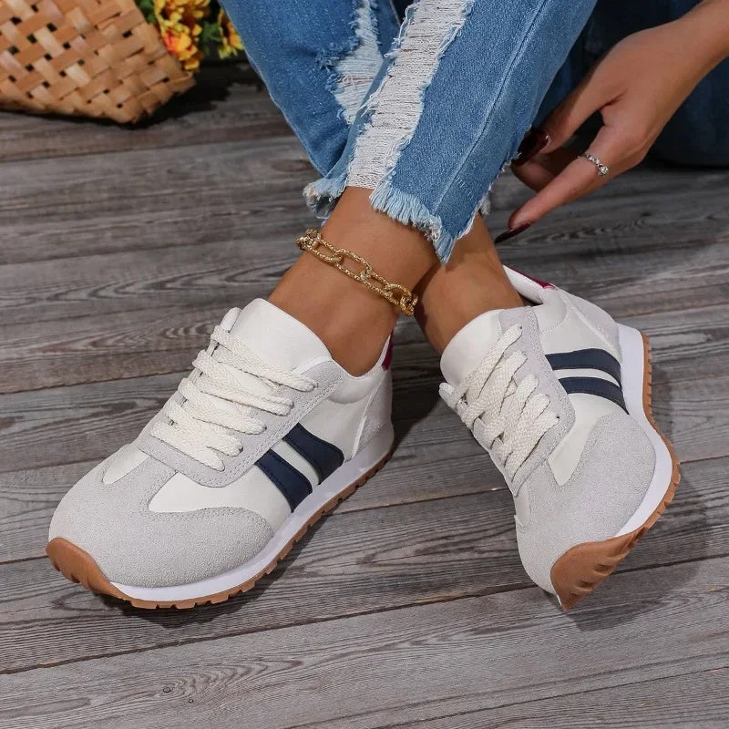 Sneakersy damskie niskie sznurowane z okrągłym noskiem i płaską podeszwą - Niebieski