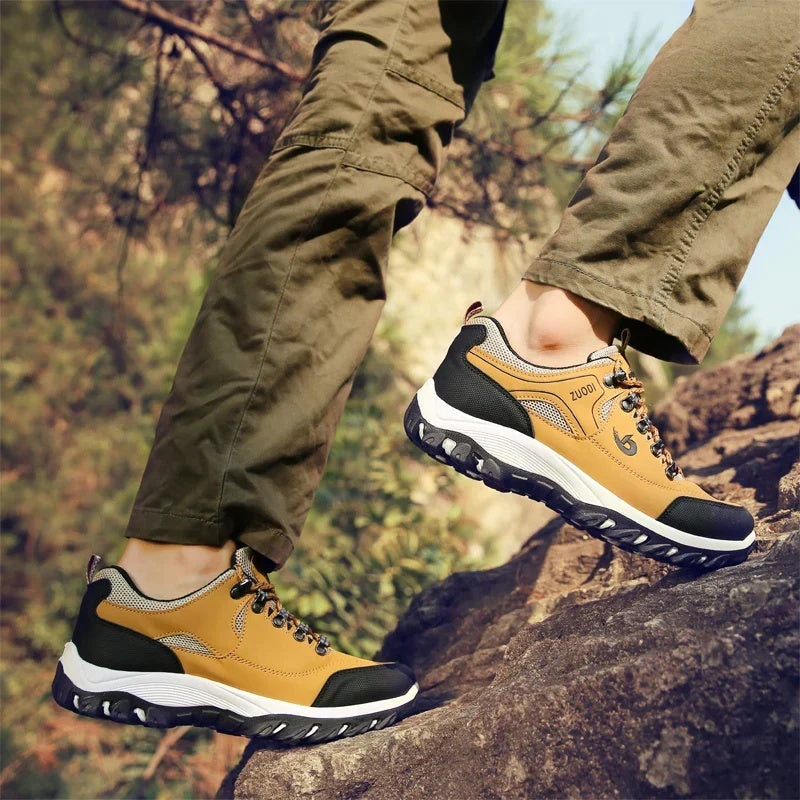 Buty trekkingowe męskie niskie sznurowane z bieżnikowaną podeszwą - Brąz