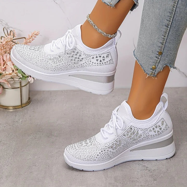 Sneakersy damskie na podwyższonej podeszwie ze sznurowaniem i ozdobnymi kryształkami - Biały