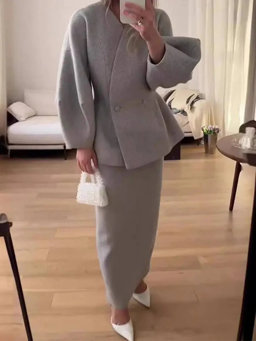 Komplet damski elegancki z taliowaną marynarką i długą spódnicą - Szary