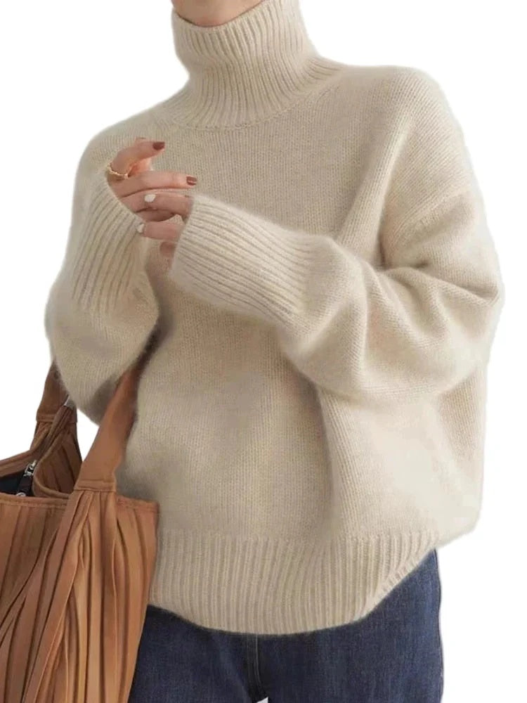 Sweter damski oversize z wysokim golfem i długimi rękawami - Beżowy
