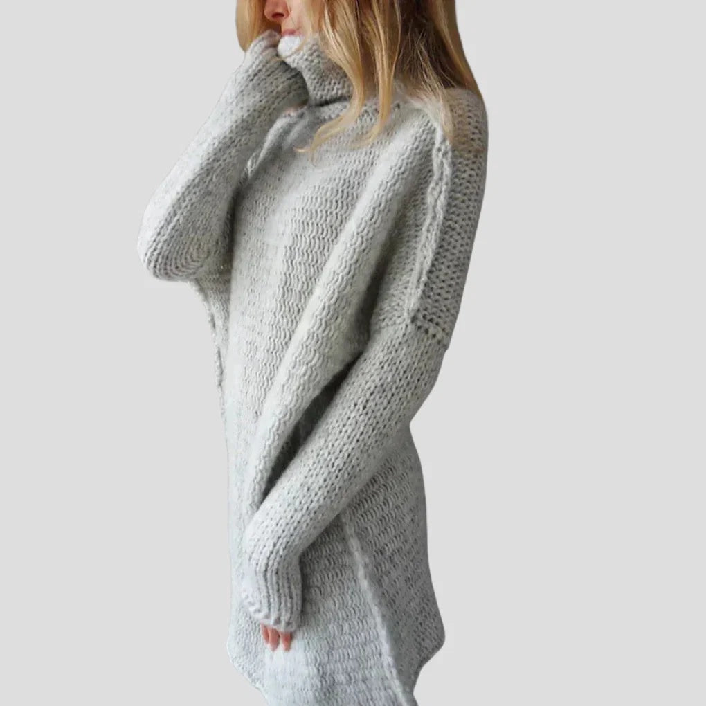 Sweter damski oversize ażurowy z golfem i asymetrycznym dołem