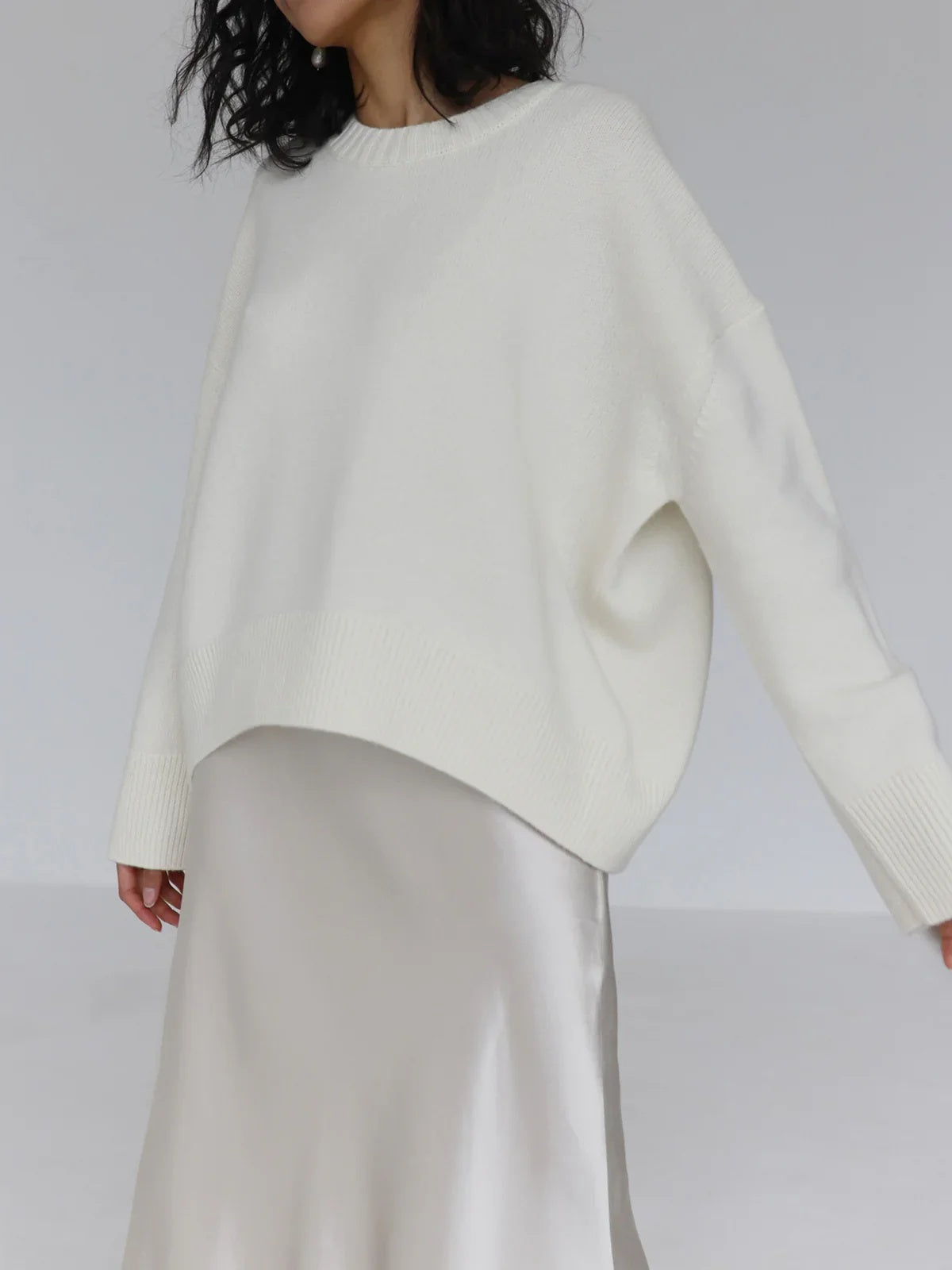 Sweter damski oversize z okrągłym dekoltem i długimi rękawami - Białe