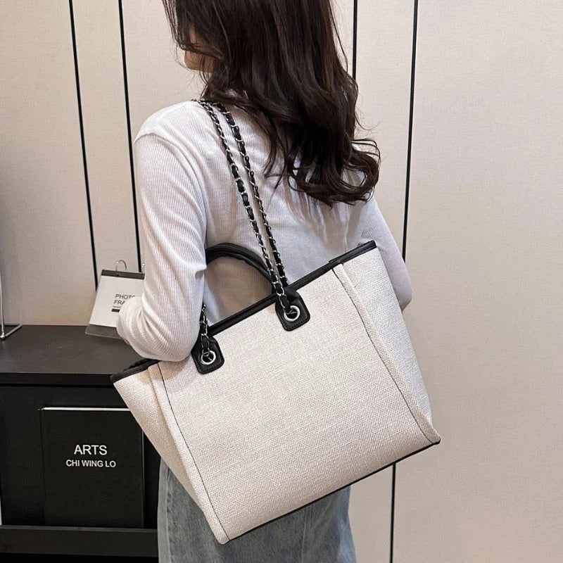Torebka damska shopper duża z uchwytami i łańcuszkowym paskiem - Czarny