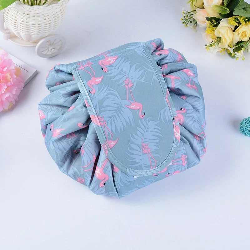 Kosmetyczka damska ściągana sznurkami z nadrukiem kosmetycznym - Szary Flamingo