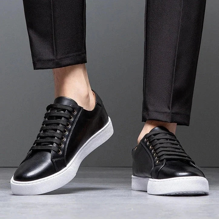 Sneakersy męskie niskie sznurowane z okrągłym noskiem i grubą podeszwą - Czarny