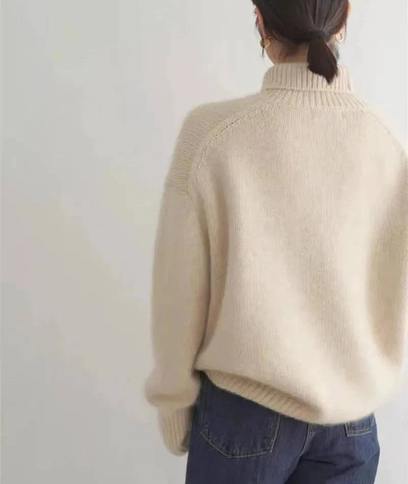 Sweter damski oversize z golfem i długimi rękawami - Beżowy