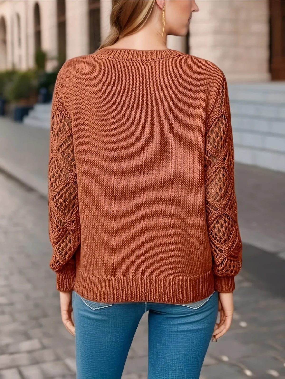 Sweter damski ażurowy o luźnym kroju z dekoltem w serek - Brązowy