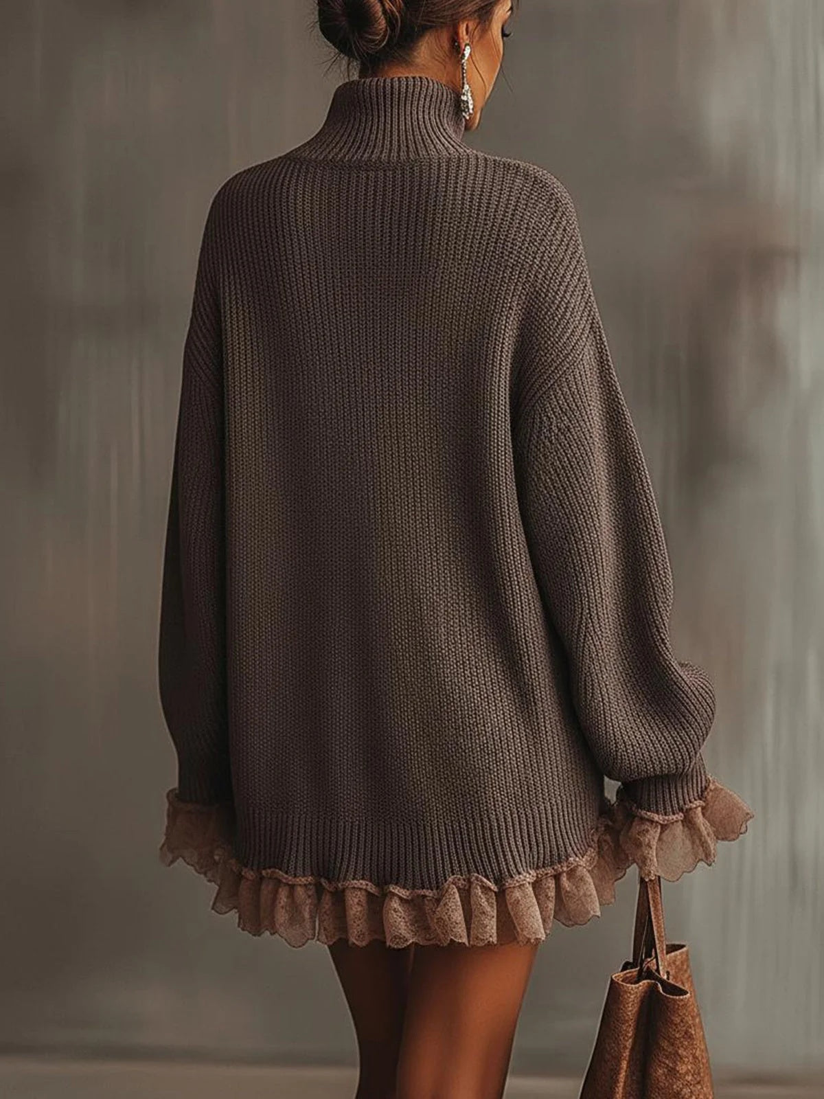 Sweter damski oversize z golfem i falbanami przy mankietach oraz dole