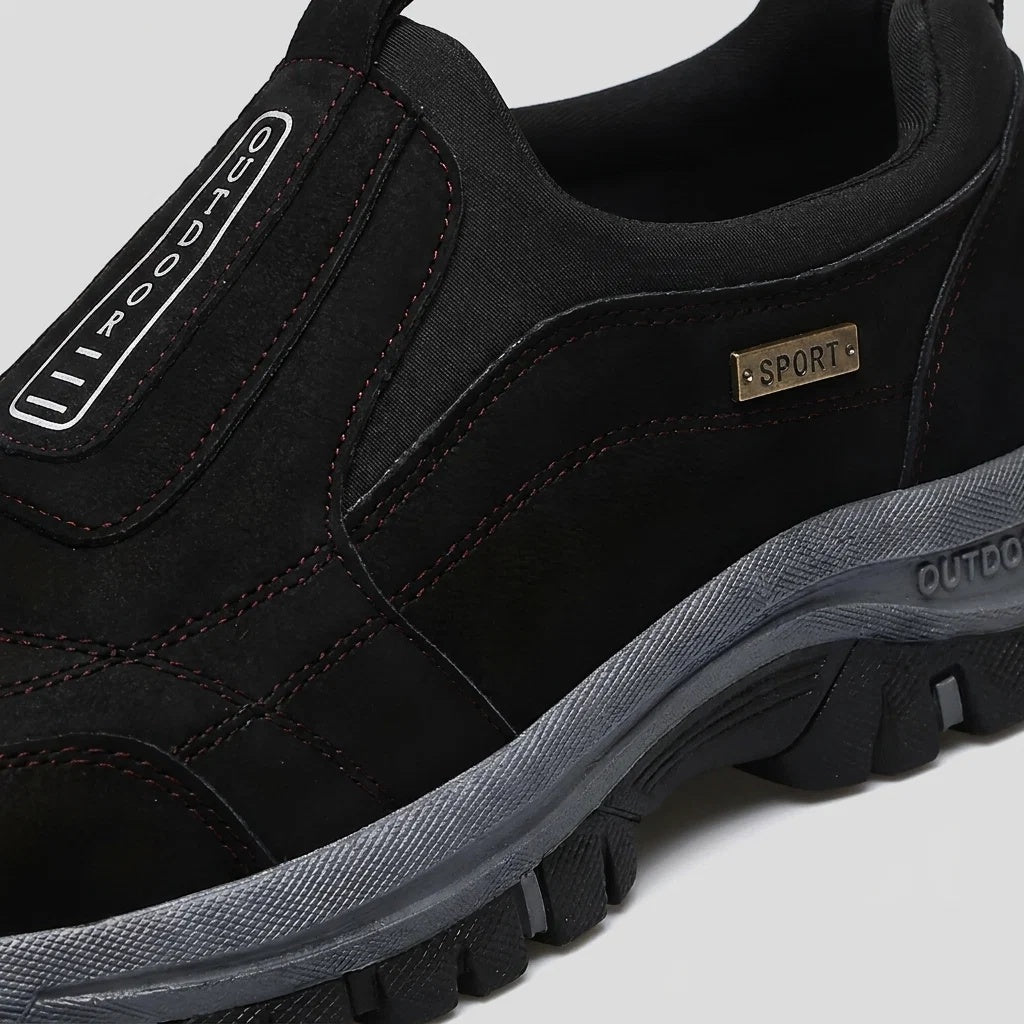 Buty męskie sportowe wsuwane z okrągłym noskiem i terenową podeszwą - Czarny