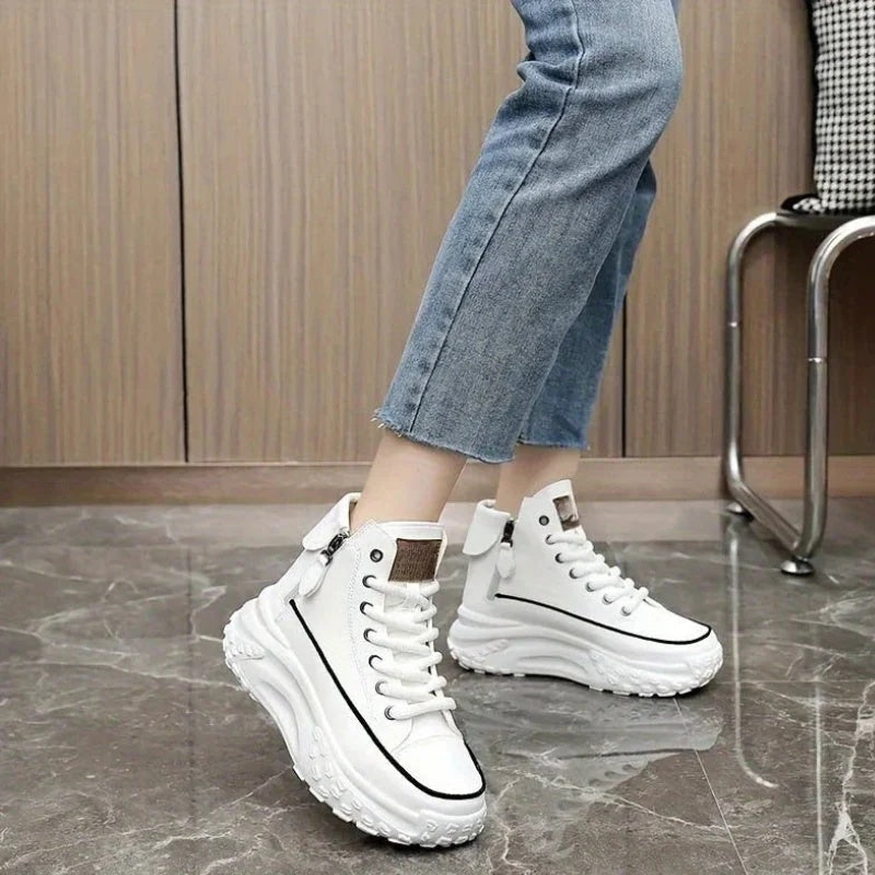 Sneakersy damskie wysokie na masywnej platformie ze sznurowaniem i zamkiem - Biały