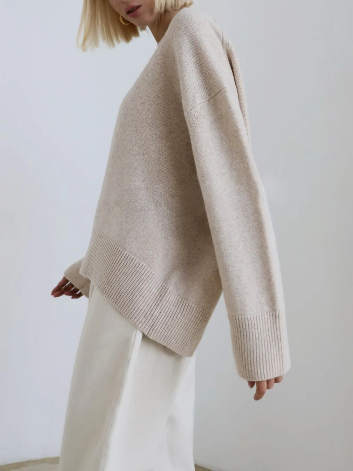 Sweter damski oversize z okrągłym dekoltem i długimi rękawami - Beżowy