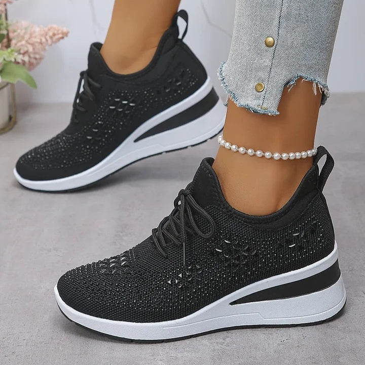 Sneakersy damskie na podwyższonej podeszwie ze sznurowaniem i ozdobnymi kryształkami - Czarny