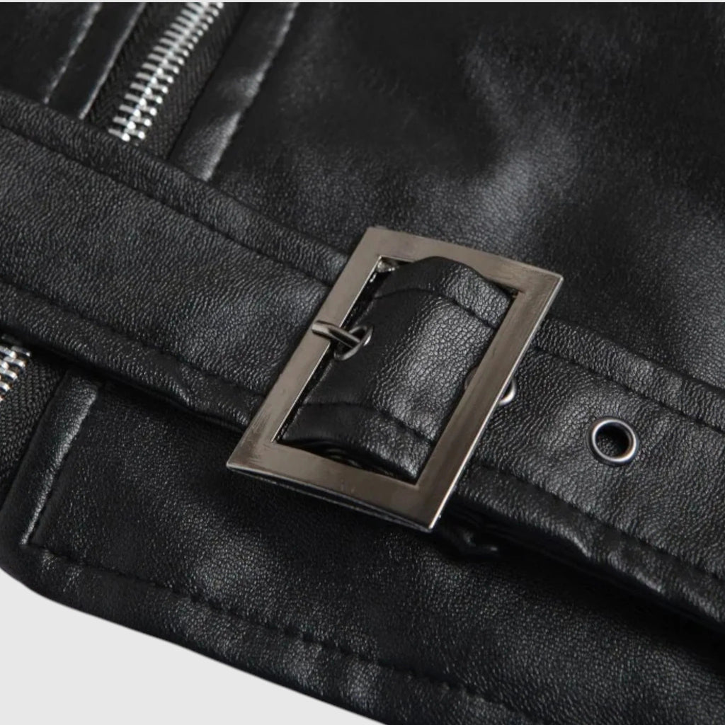 Kurtka damska ramoneska dopasowana z paskiem i ukośnym zapięciem - Czarny
