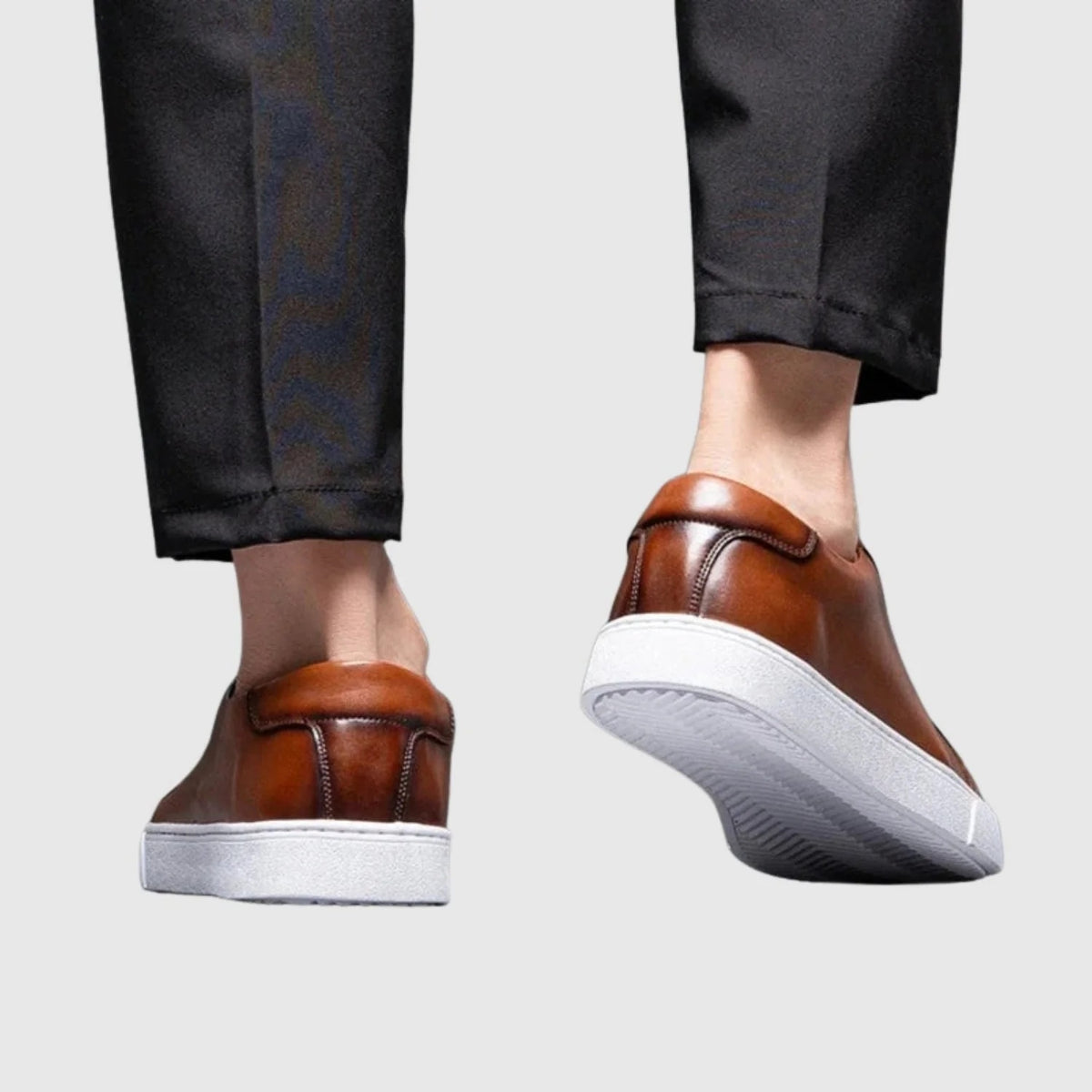 Buty męskie casualowe niskie sznurowane z okrągłym noskiem - Brązowy