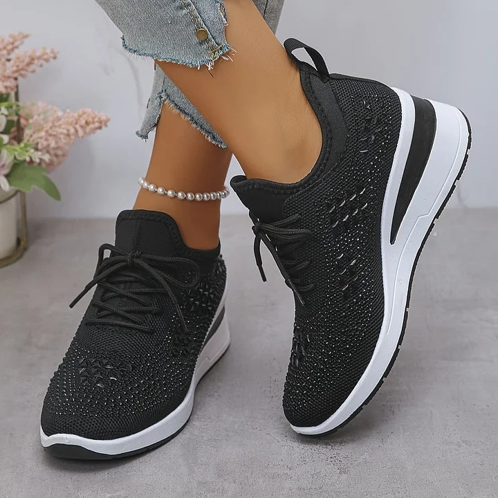 Sneakersy damskie na podwyższonej podeszwie ze sznurowaniem i ozdobnymi kryształkami - Czarny