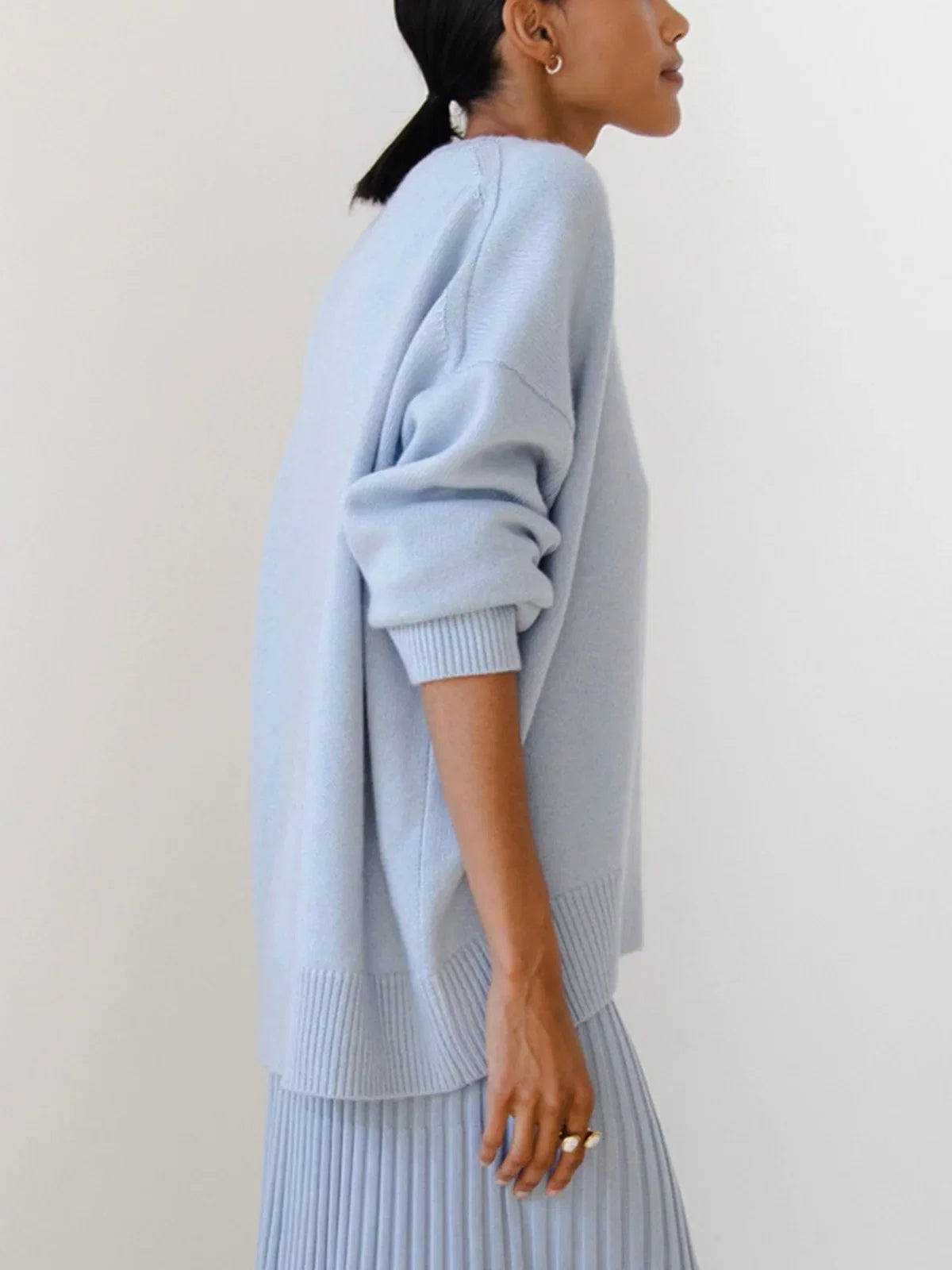 Sweter damski oversize z okrągłym dekoltem i długimi rękawami - Niebieski