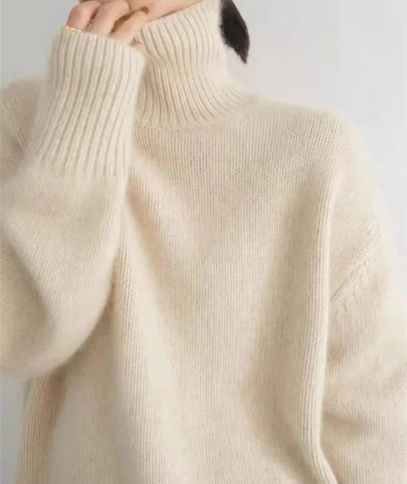 Sweter damski oversize z golfem i długimi rękawami - Beżowy