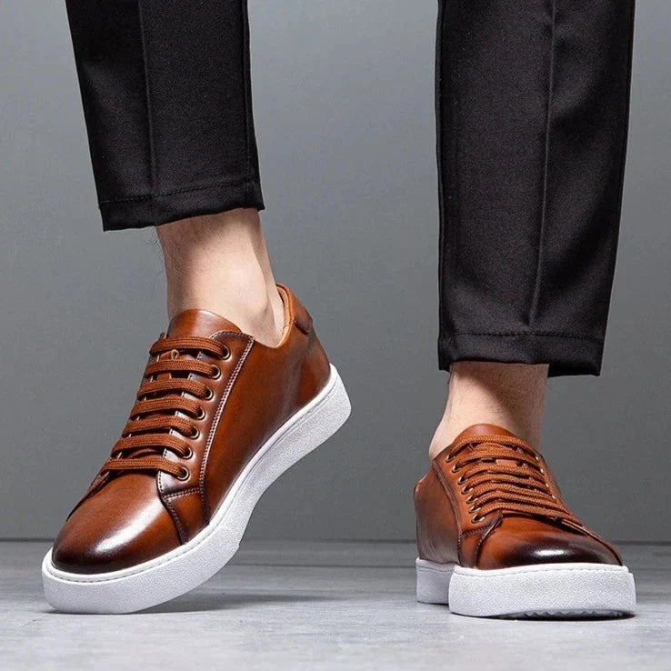 Sneakersy męskie niskie sznurowane z okrągłym noskiem i grubą podeszwą - Brązowy