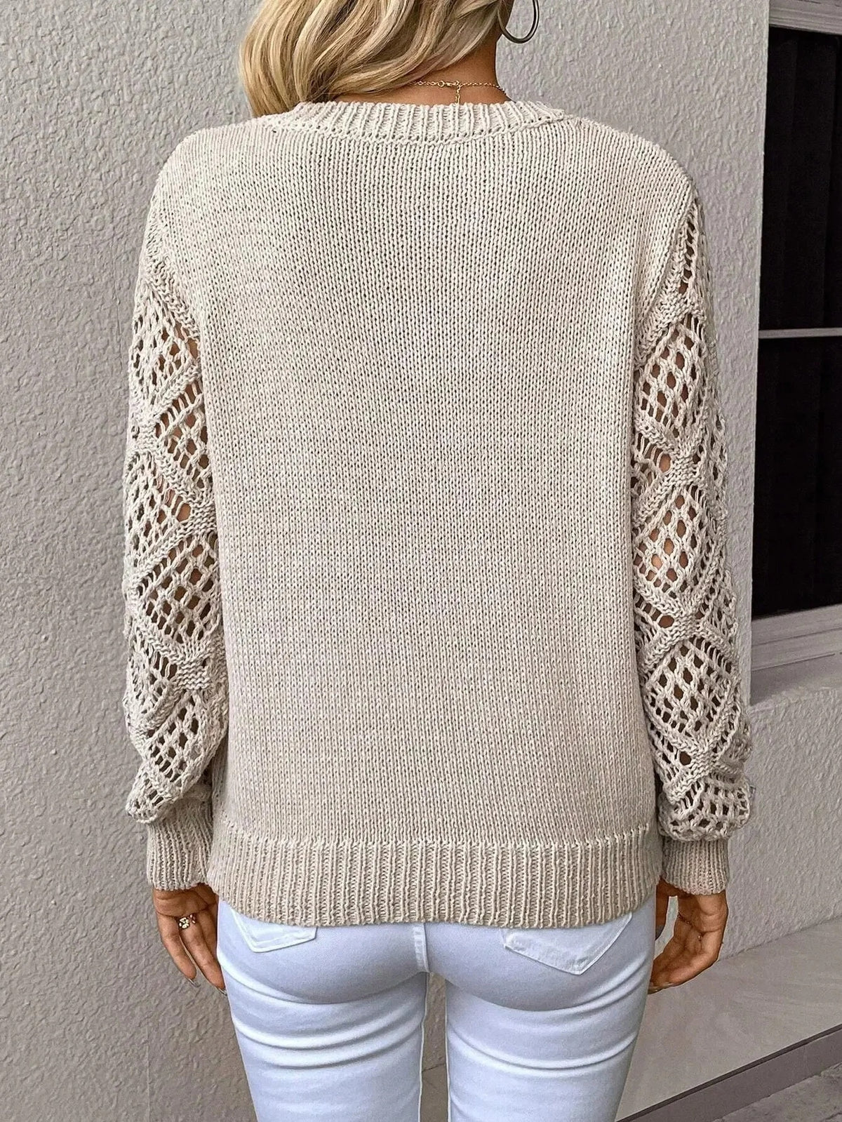 Sweter damski ażurowy o luźnym kroju z dekoltem w serek - Beżowy