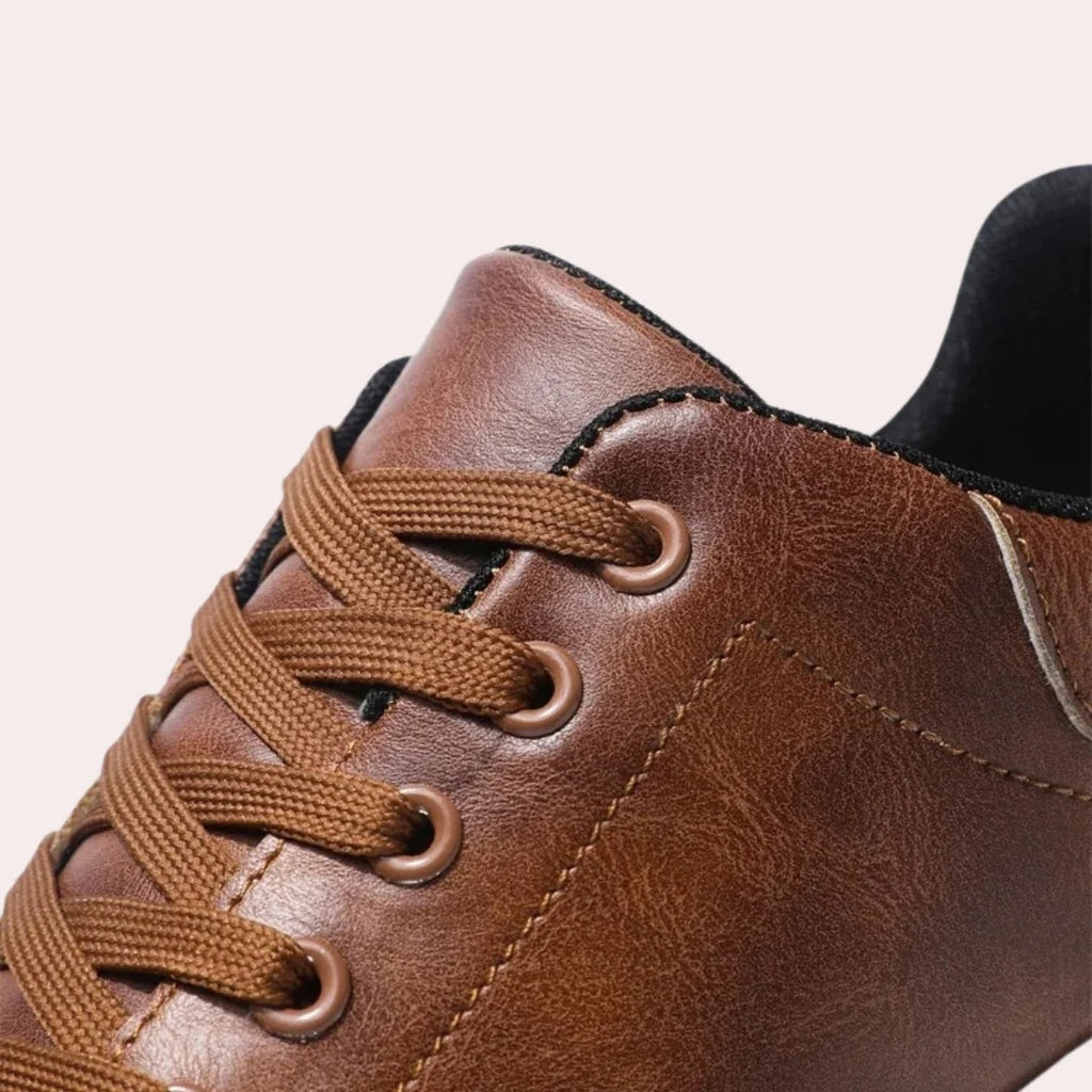 Buty sportowe męskie niskie sznurowane z okrągłym noskiem i płaską podeszwą - Ciemnobrązowy