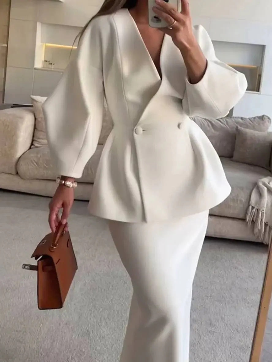 Komplet damski elegancki z taliowaną marynarką i długą spódnicą - Biały