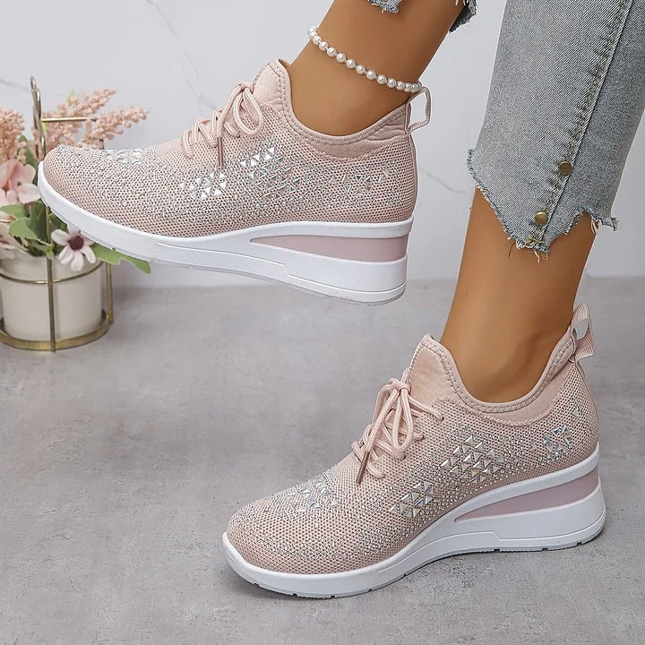 Sneakersy damskie na podwyższonej podeszwie ze sznurowaniem i ozdobnymi kryształkami - Jasnoróżowy