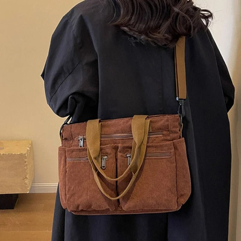 Torebka damska shopper z licznymi kieszeniami i regulowanym paskiem - Brązowy
