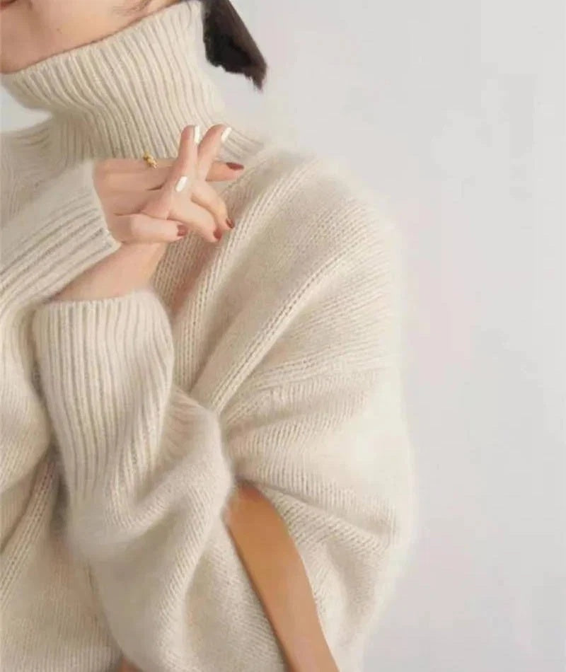 Sweter damski oversize z golfem i długimi rękawami - Beżowy