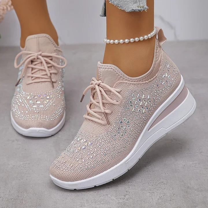 Sneakersy damskie na podwyższonej podeszwie ze sznurowaniem i ozdobnymi kryształkami - Jasnoróżowy