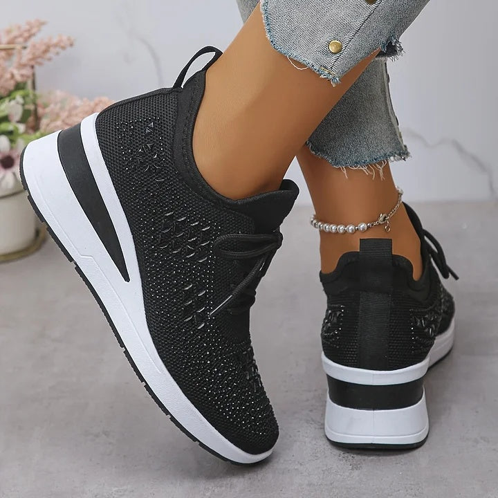 Sneakersy damskie na podwyższonej podeszwie ze sznurowaniem i ozdobnymi kryształkami - Czarny
