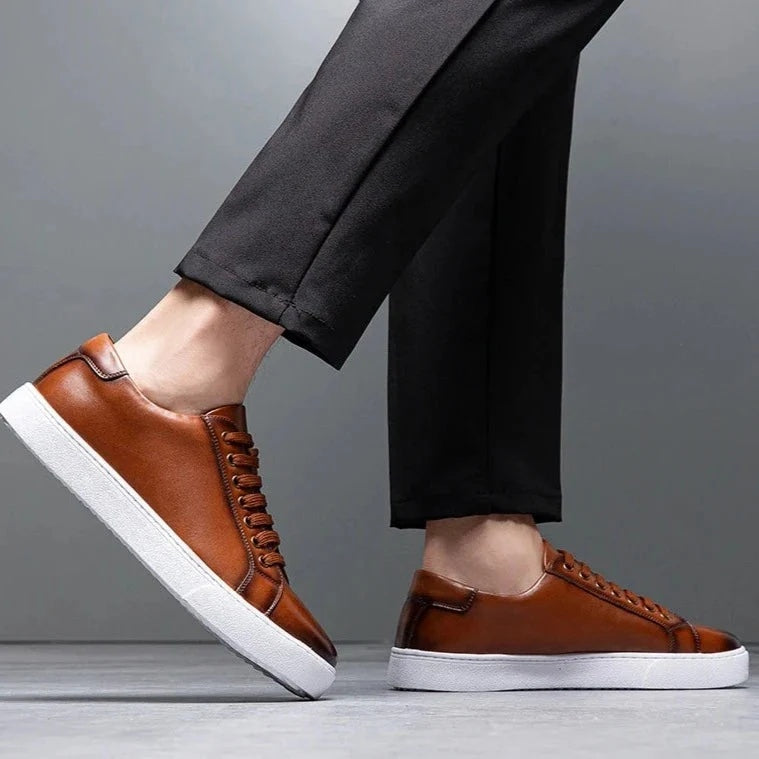 Sneakersy męskie niskie sznurowane z okrągłym noskiem i grubą podeszwą - Brązowy