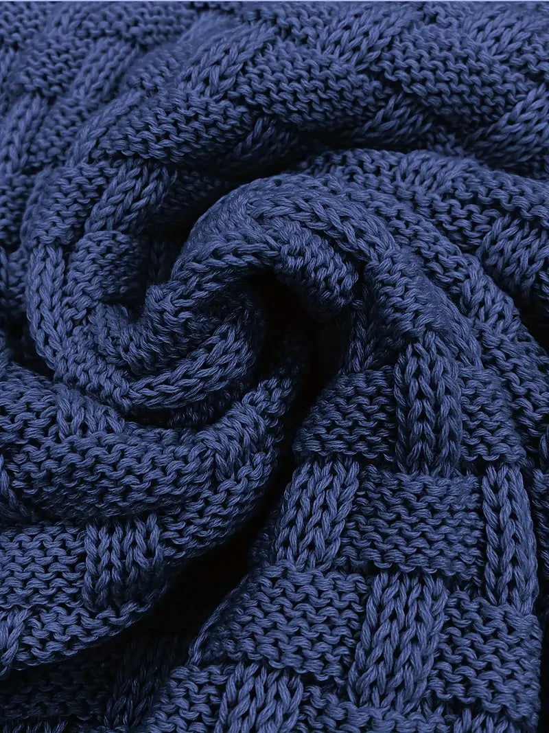 Sweter męski o prostym kroju z wysokim kołnierzem i ozdobnym splotem - Niebieski