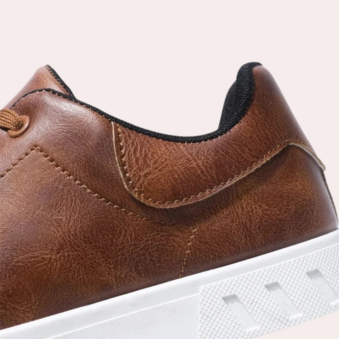 Buty sportowe męskie niskie sznurowane z okrągłym noskiem i płaską podeszwą - Ciemnobrązowy