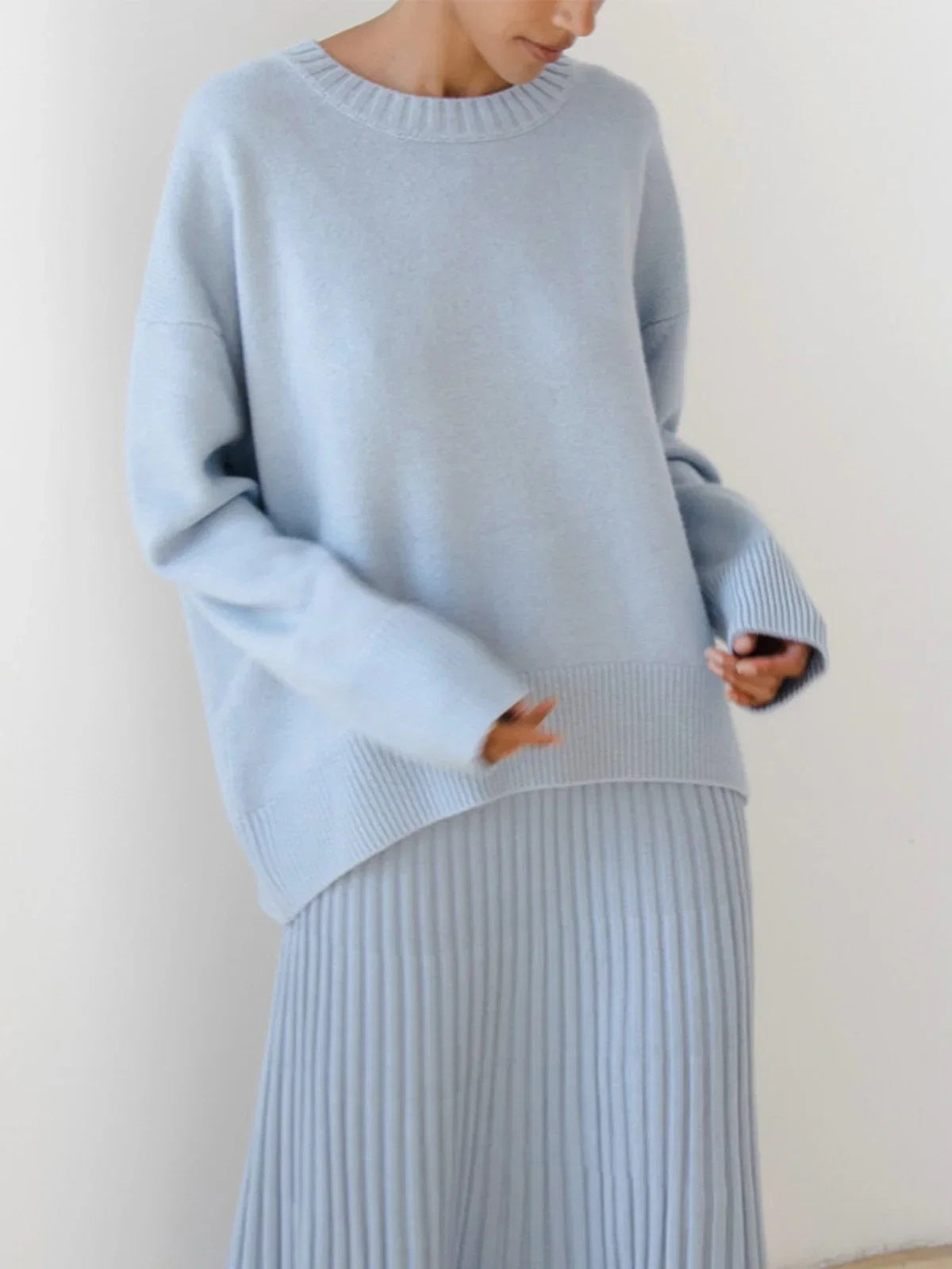 Sweter damski oversize z okrągłym dekoltem i długimi rękawami - Niebieski