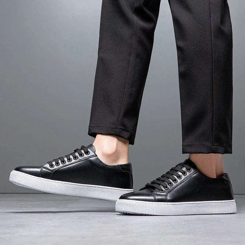 Sneakersy męskie niskie sznurowane z okrągłym noskiem i grubą podeszwą - Czarny