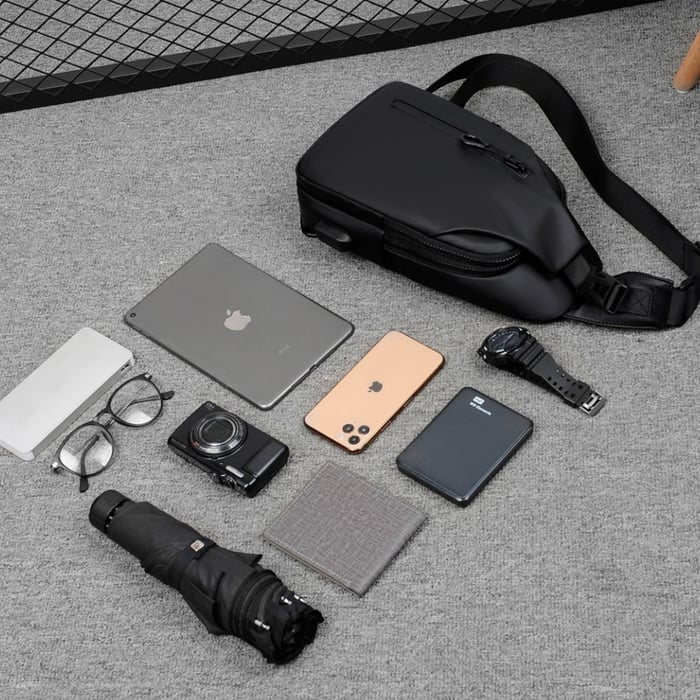Torba męska crossbody na jedno ramię z regulowanym paskiem i kieszenią - Czarny