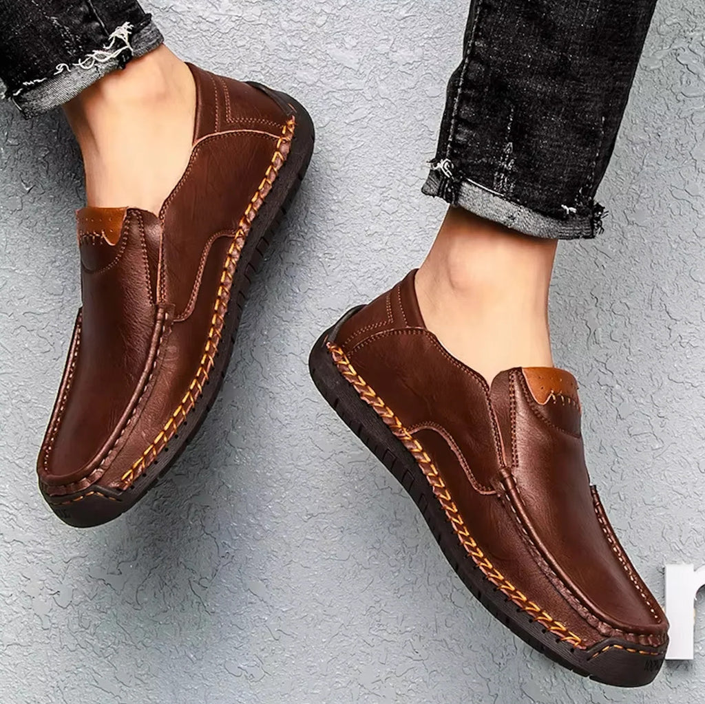 Półbuty męskie wsuwane z okrągłym noskiem i ozdobnymi przeszyciami - Brązowy
