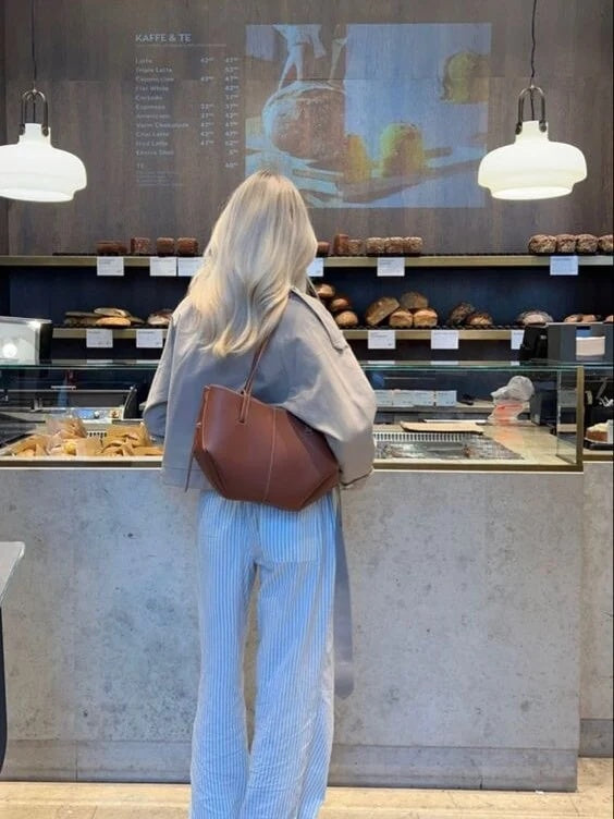 Torebka damska shopper duża z dwoma uchwytami i długim paskiem - Brązowy